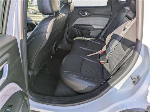 Used 2024 Jeep Compass Latitude image 17