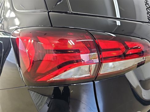 Used 2023 Chevrolet Equinox LT image 40