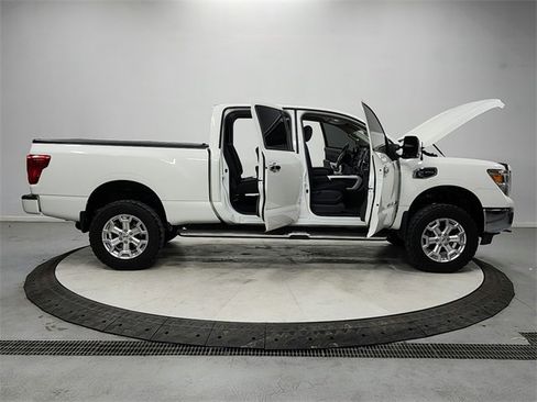 Used 2019 Nissan Titan SV w/ SV Convenience Package image 16