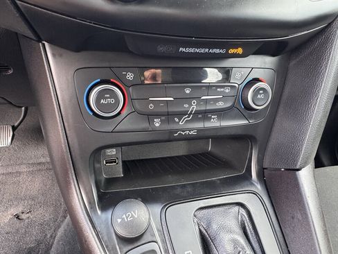 Used 2018 Ford Focus SE w/ SE Appearance Package FWD image 21