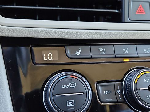 Used 2023 Volkswagen Jetta SE image 20