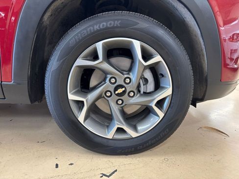 Used 2025 Chevrolet Trax LT w/ LT Convenience Package image 29