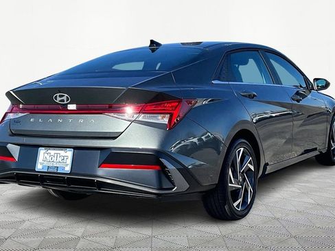 Used 2025 Hyundai Elantra SEL image 2