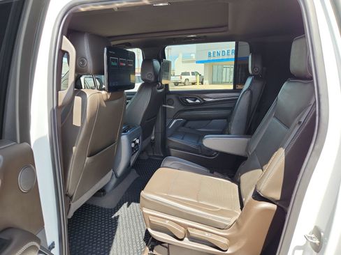 Used 2022 GMC Yukon XL Denali w/ Denali Ultimate Package AWD/4WD image 9