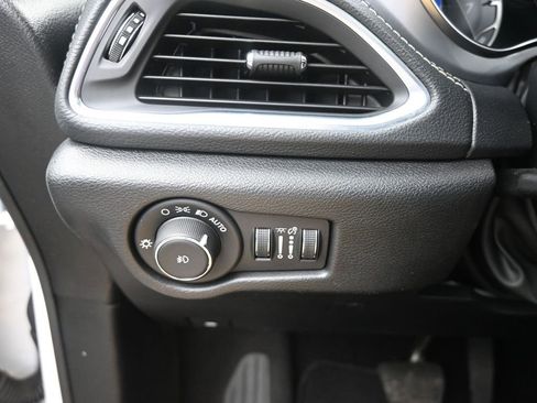 Used 2025 Chrysler Pacifica Limited image 33