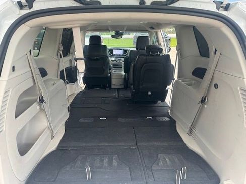 Used 2023 Chrysler Pacifica Touring-L FWD image 30