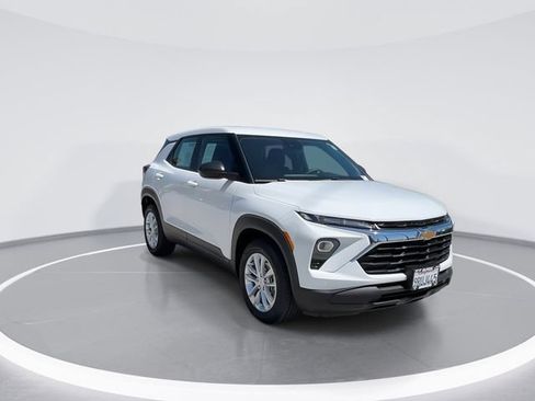 Used 2025 Chevrolet TrailBlazer LS FWD image 2