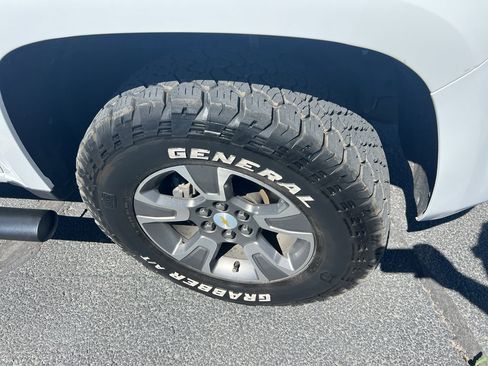 Used 2018 Chevrolet Colorado Z71 AWD/4WD image 2