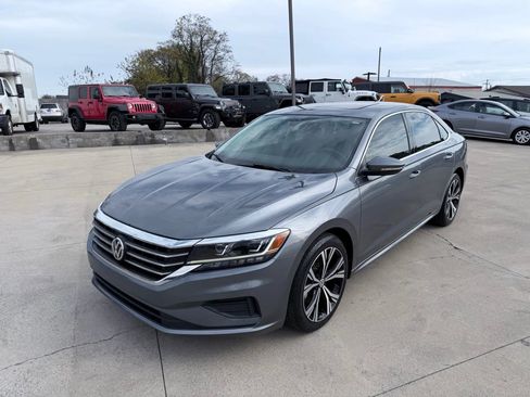 Used 2021 Volkswagen Passat 2.0T SE image 1