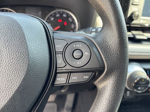 Used 2022 Toyota RAV4 XLE AWD/4WD image 18