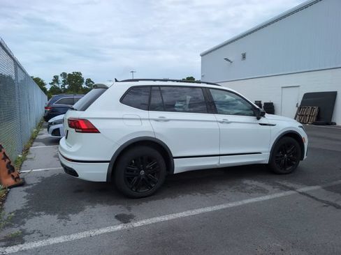 Used 2022 Volkswagen Tiguan SE R-Line FWD image 3