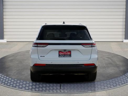 Used 2024 Jeep Grand Cherokee Altitude AWD/4WD image 6