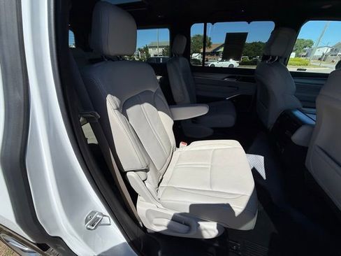 Used 2025 Jeep Wagoneer Series III w/ Premium Group I AWD/4WD image 13