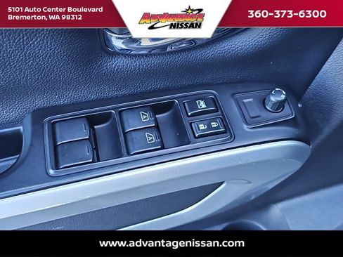 Used 2018 Nissan Titan SV image 9