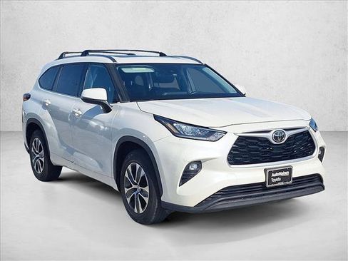 Used 2020 Toyota Highlander XLE FWD image 3