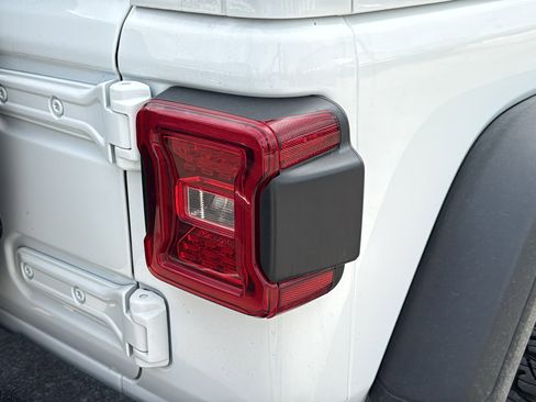 Certified 2025 Jeep Wrangler Unlimited Rubicon w/ Convenience Group image 12