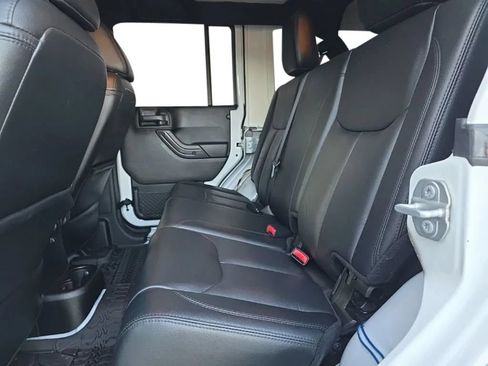 Used 2017 Jeep Wrangler Unlimited Sahara AWD/4WD image 15