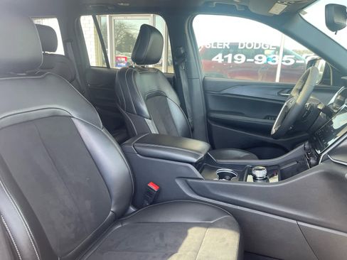 Used 2024 Jeep Grand Cherokee Altitude image 11