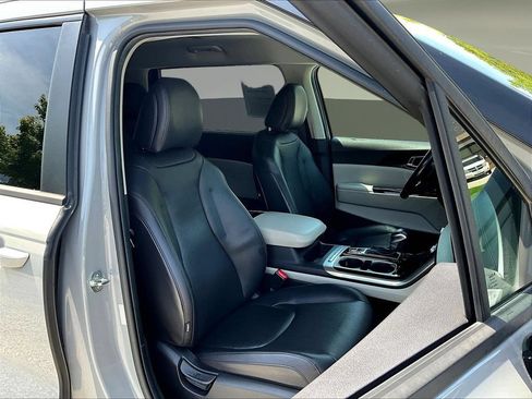 Used 2023 Kia Carnival EX FWD image 31