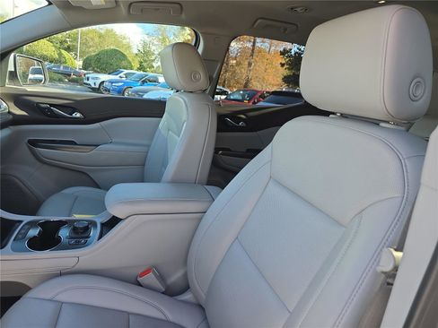 Used 2023 GMC Acadia SLT image 17