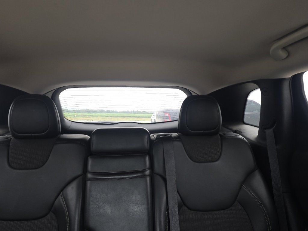 Used 2018 Jeep Cherokee Latitude Plus w/ Comfort/Convenience Group FWD image 12