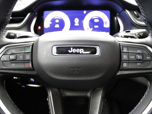 Used 2025 Jeep Grand Cherokee Altitude image 12