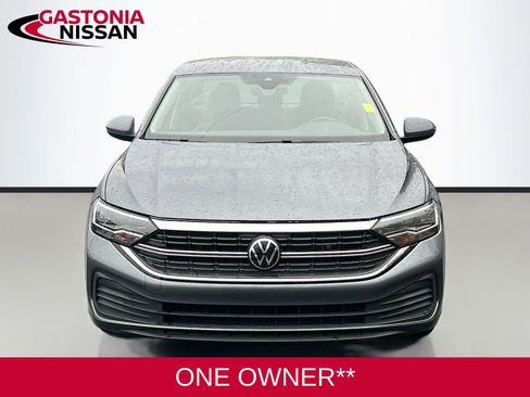 Used 2024 Volkswagen Jetta SE image 2