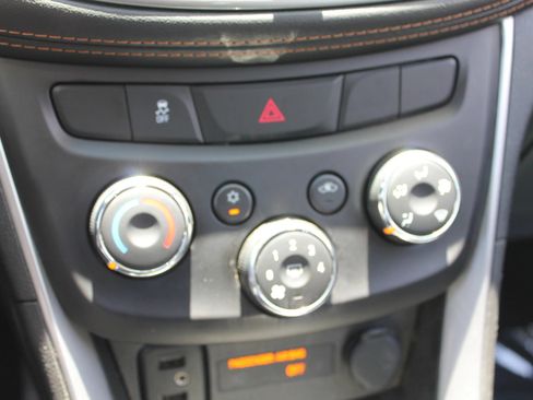 Used 2020 Chevrolet Trax LS FWD image 31