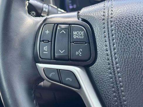 Used 2019 Toyota Highlander XLE FWD image 12