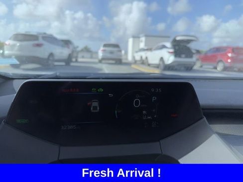Used 2025 Toyota Prius Plug-In Hybrid image 4