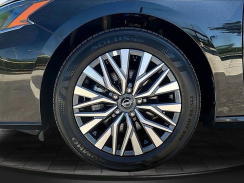 Used 2025 Nissan Altima 2.5 SV FWD image 32