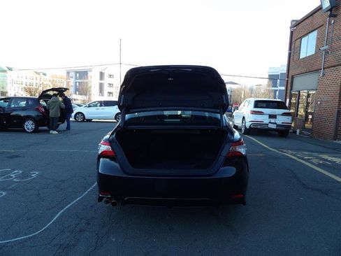 Used 2020 Toyota Camry SE w/ Sunroof Package image 9