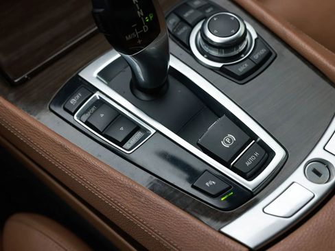 Used 2011 BMW 740i image 37