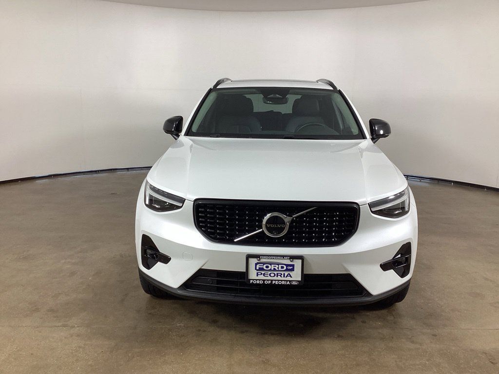 Used 2024 Volvo XC40 B5 Plus w/ Protection Package Premier AWD/4WD image 2