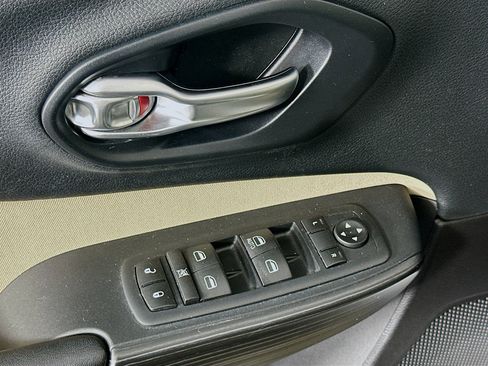 Used 2016 Jeep Cherokee Latitude FWD image 15