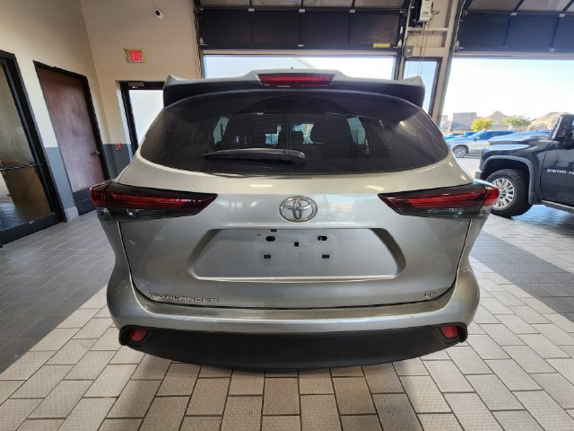 Used 2025 Toyota Highlander LE FWD image 5