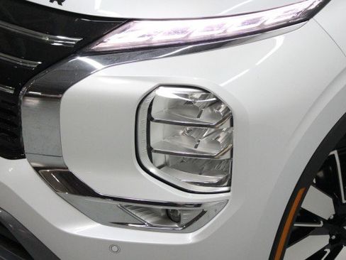 New 2026 Mitsubishi Outlander SE image 2