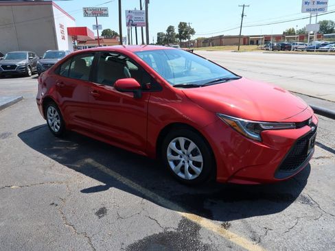 Used 2021 Toyota Corolla LE FWD image 2