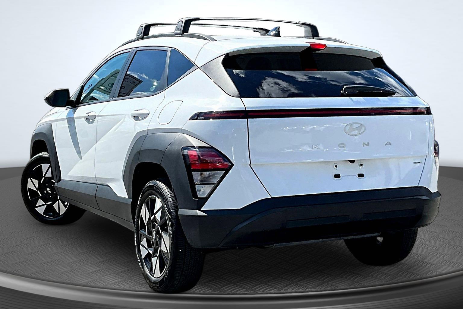 Used 2025 Hyundai Kona SEL AWD/4WD image 3