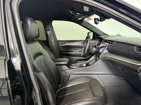 Certified 2024 Jeep Grand Cherokee Limited RWD image 32