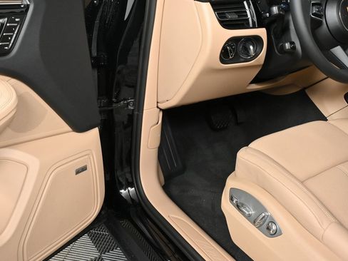 Certified 2025 Porsche Macan AWD image 7