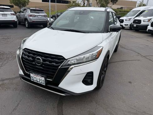 Used 2021 Nissan Kicks SR w/ SR Premium Package FWD image 3