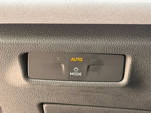 Used 2025 Volkswagen Tiguan SE w/ Panoramic Sunroof Package AWD/4WD image 29