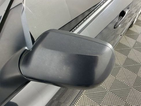 Used 2004 MAZDA MAZDA3 s w/ Moonroof & 6-CD Pkg FWD image 9