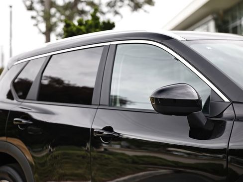 Used 2025 Nissan Rogue SV w/ SV Premium Package FWD image 3