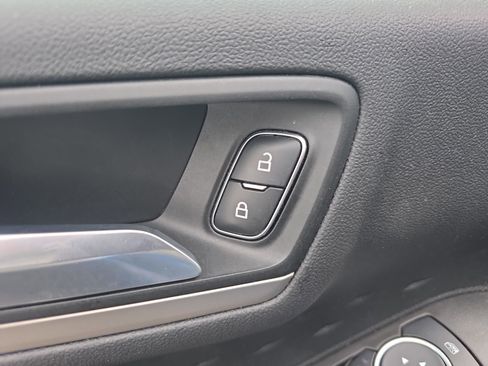 Used 2020 Ford Escape SE image 26