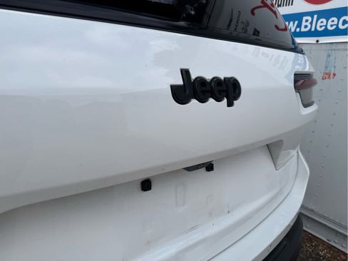 Used 2023 Jeep Grand Cherokee L Laredo image 10