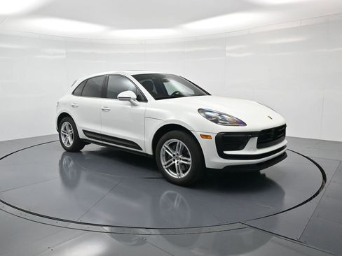Used 2023 Porsche Macan image 32