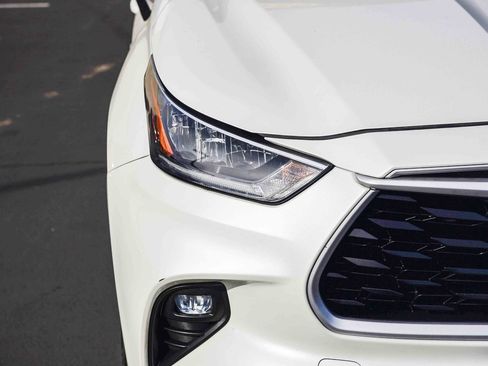 Certified 2020 Toyota Highlander LE image 9