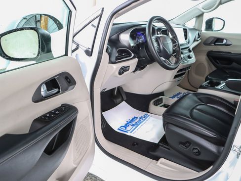 Used 2023 Chrysler Pacifica Touring-L FWD image 3